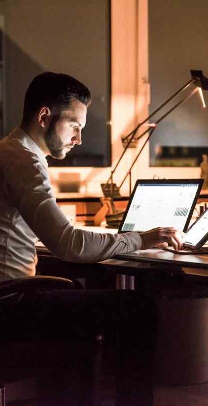 businessman-working-at-desk-in-office-at-night-2026-01-05-00-35-29-utc