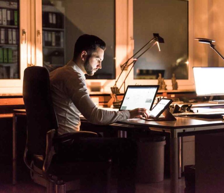 businessman-working-at-desk-in-office-at-night-2026-01-05-00-35-29-utc