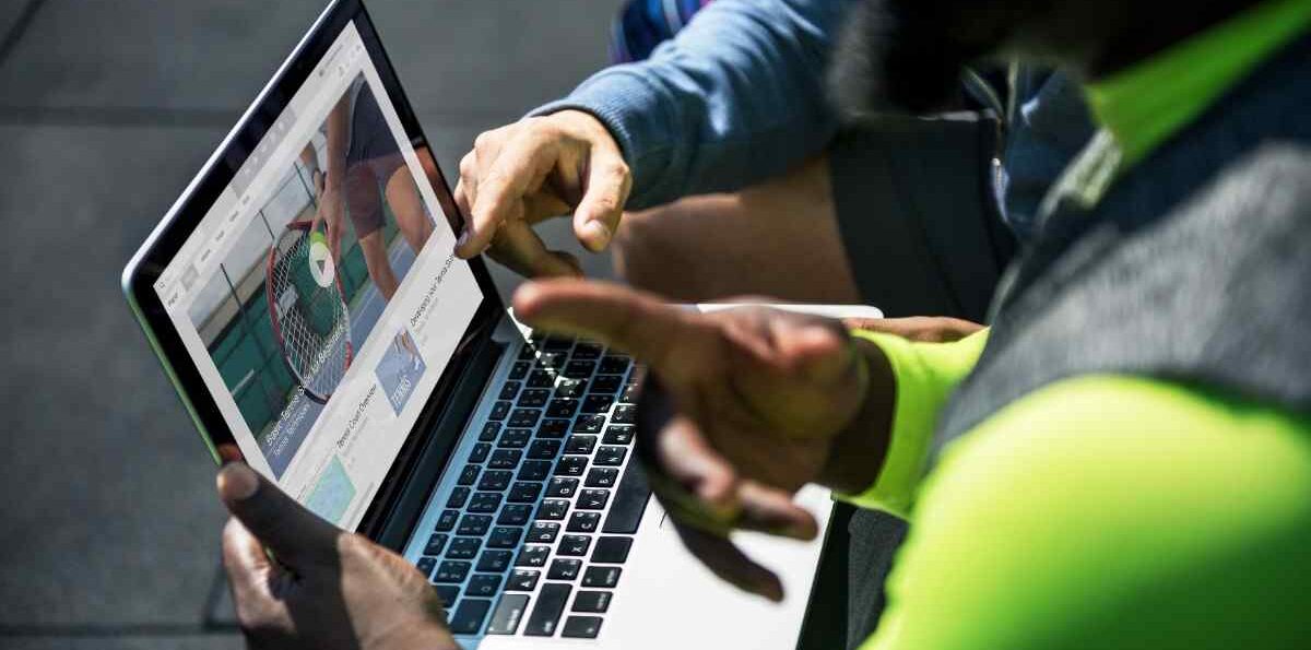 people-watching-tennis-video-clip-on-digital-devic-2026-01-07-07-38-35-utc (1)